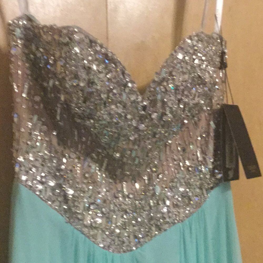 Strapless Neck Embellished Bodice & Chiffon Skirt - Picture 3 of 12